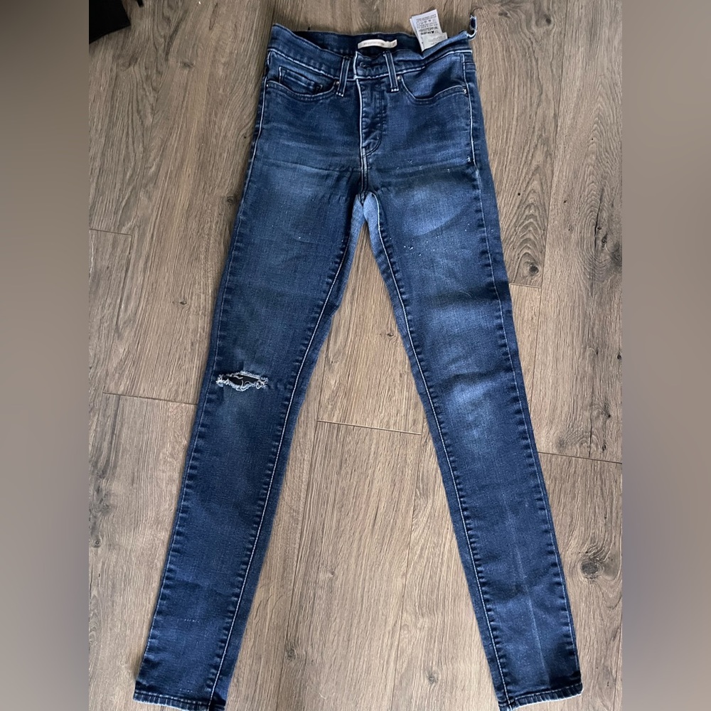 Levi’s 311 shaping skinny high rise DISTRESSED.  Size 27/32